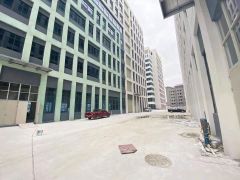 龙岗宝龙工业区新出楼上1650平方带现成办公室装修